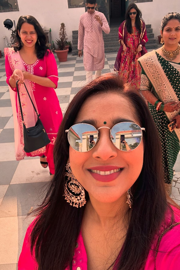Anchor_20And_20Actress_20Rashmi_20Gautam_20Mehandi_20Photos_20Goes_20Viral_20On_20Social_20Media_20_2822_29.jpg 23