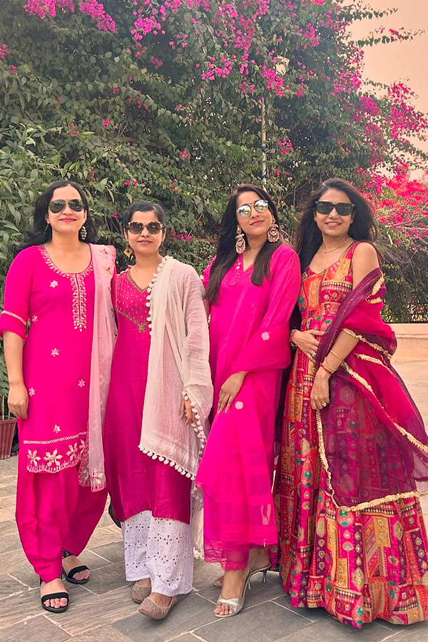 Anchor_20And_20Actress_20Rashmi_20Gautam_20Mehandi_20Photos_20Goes_20Viral_20On_20Social_20Media_20_2823_29.jpg 24