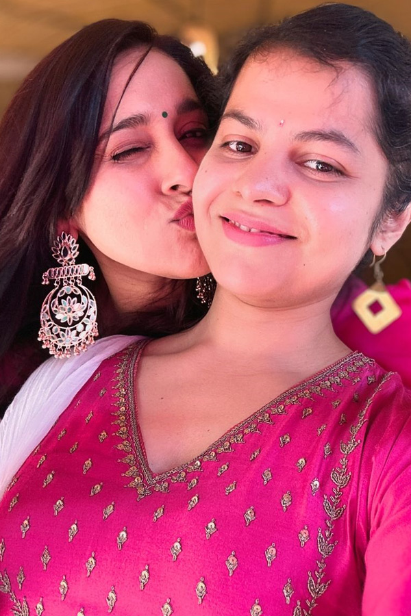 Anchor_20And_20Actress_20Rashmi_20Gautam_20Mehandi_20Photos_20Goes_20Viral_20On_20Social_20Media_20_2824_29.jpg 25