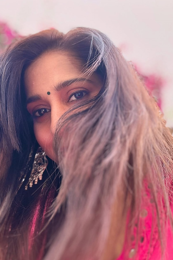Anchor_20And_20Actress_20Rashmi_20Gautam_20Mehandi_20Photos_20Goes_20Viral_20On_20Social_20Media_20_2825_29.jpg 26