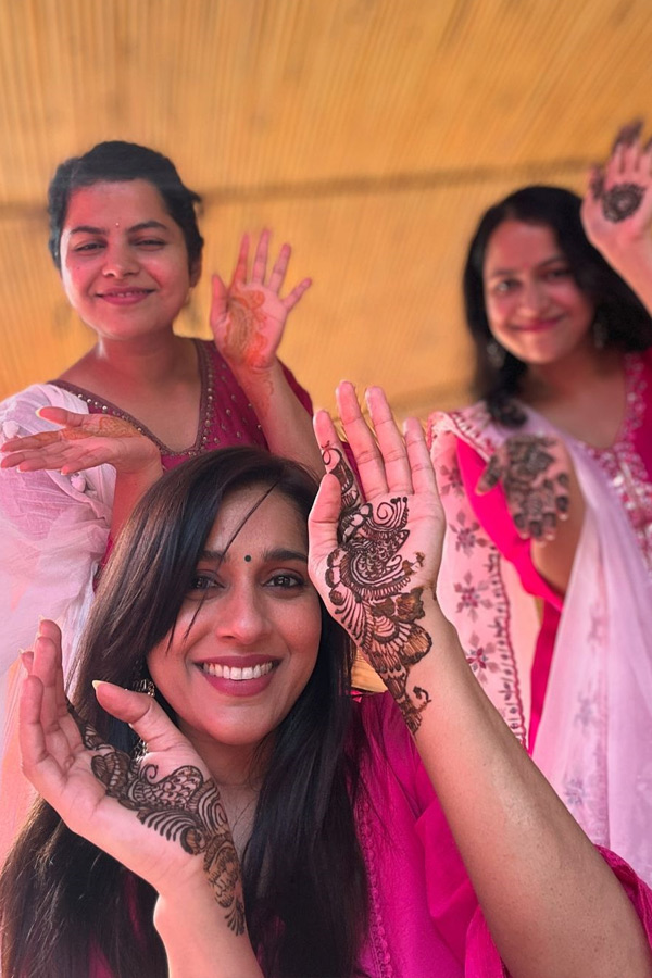 Anchor_20And_20Actress_20Rashmi_20Gautam_20Mehandi_20Photos_20Goes_20Viral_20On_20Social_20Media_20_2826_29.jpg 27