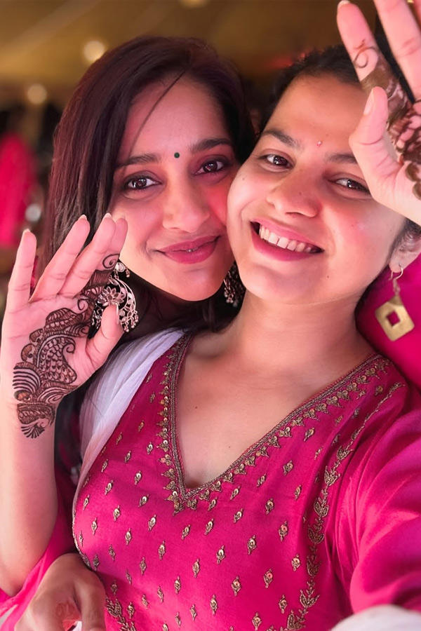 Anchor_20And_20Actress_20Rashmi_20Gautam_20Mehandi_20Photos_20Goes_20Viral_20On_20Social_20Media_20_2827_29.jpg 28