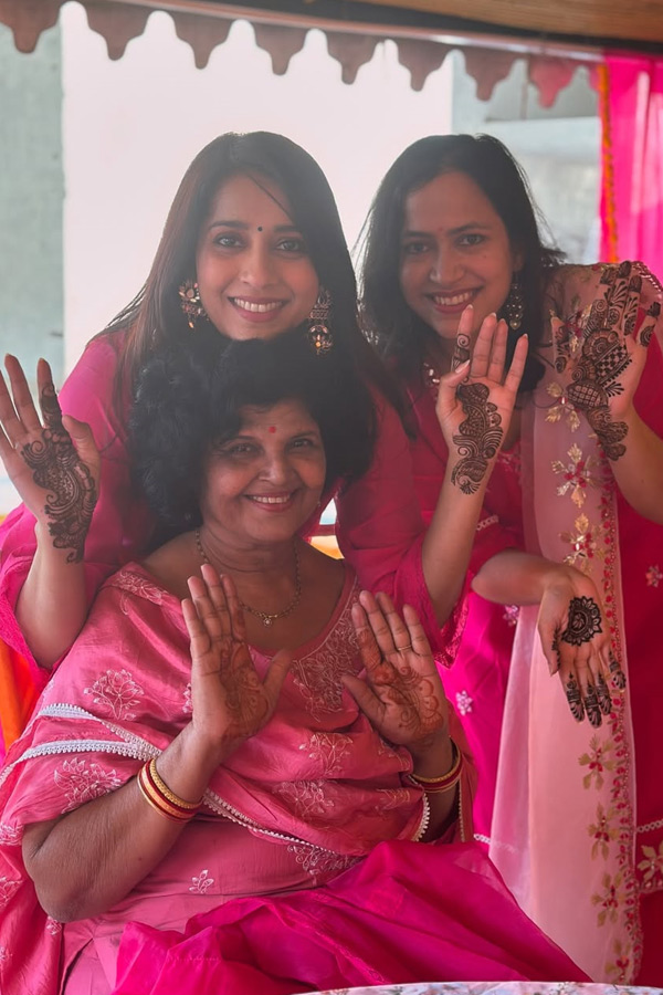 Anchor_20And_20Actress_20Rashmi_20Gautam_20Mehandi_20Photos_20Goes_20Viral_20On_20Social_20Media_20_2828_29.jpg 29