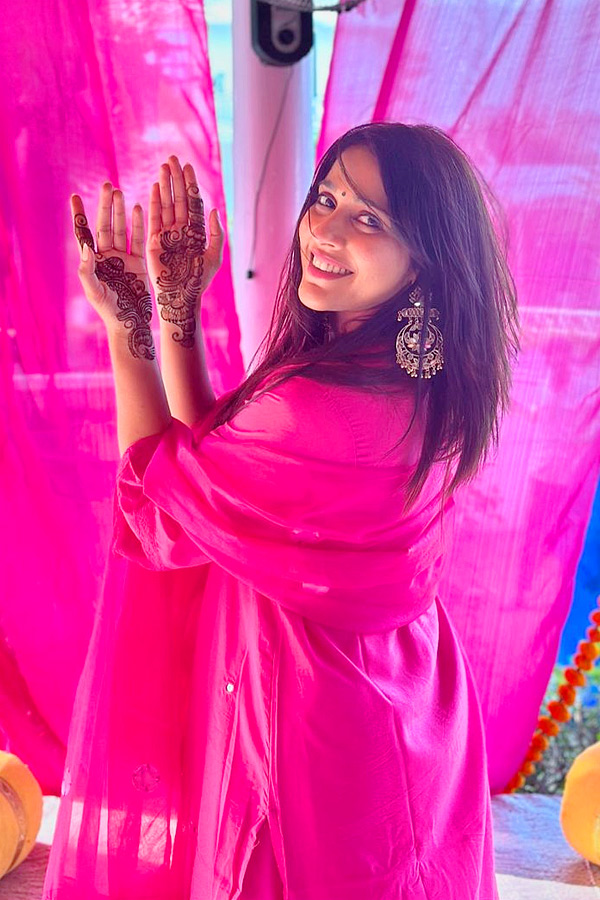 Anchor_20And_20Actress_20Rashmi_20Gautam_20Mehandi_20Photos_20Goes_20Viral_20On_20Social_20Media_20_283_29.jpg 4