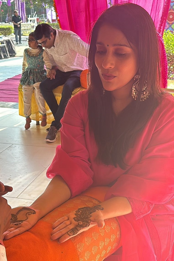 Anchor_20And_20Actress_20Rashmi_20Gautam_20Mehandi_20Photos_20Goes_20Viral_20On_20Social_20Media_20_287_29.jpg 8