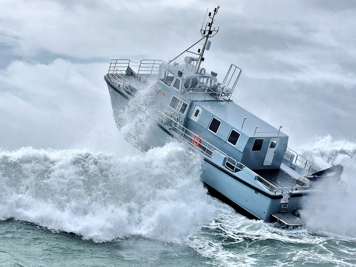 Twin_20hull_20hydrofoiling_20catamaran_20smashes_20big_20wave_20storm__20_2811_29.jpg 11