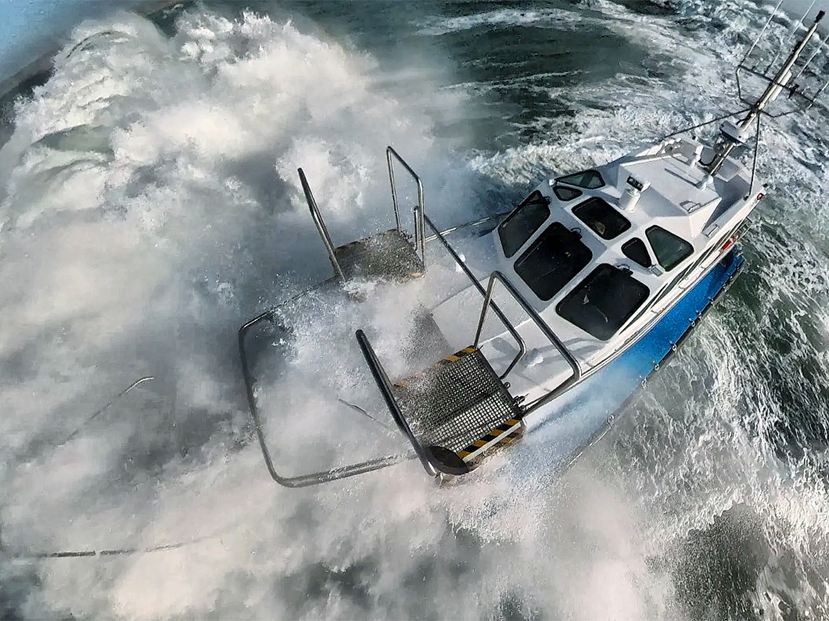 Twin_20hull_20hydrofoiling_20catamaran_20smashes_20big_20wave_20storm__20_2814_29.jpg 14