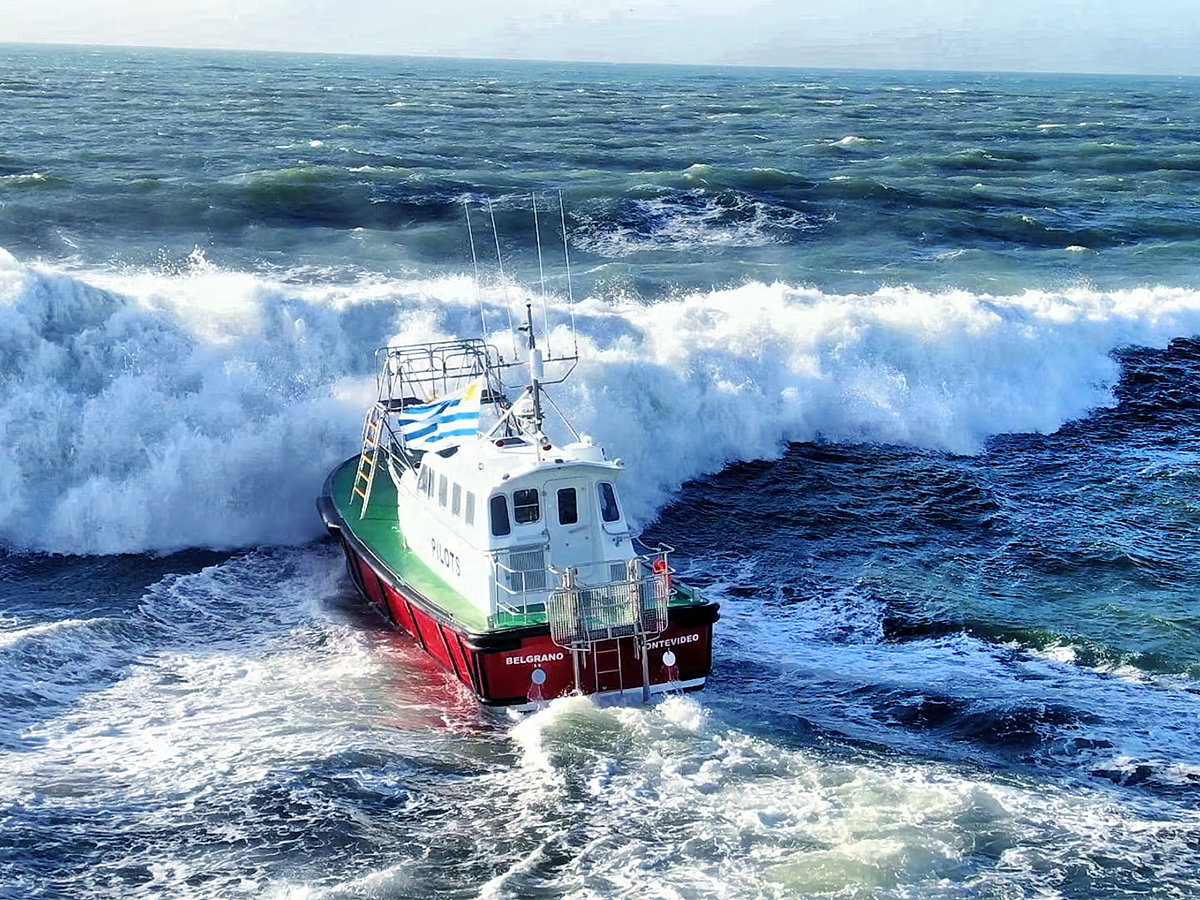 Twin_20hull_20hydrofoiling_20catamaran_20smashes_20big_20wave_20storm__20_286_29.jpg 6