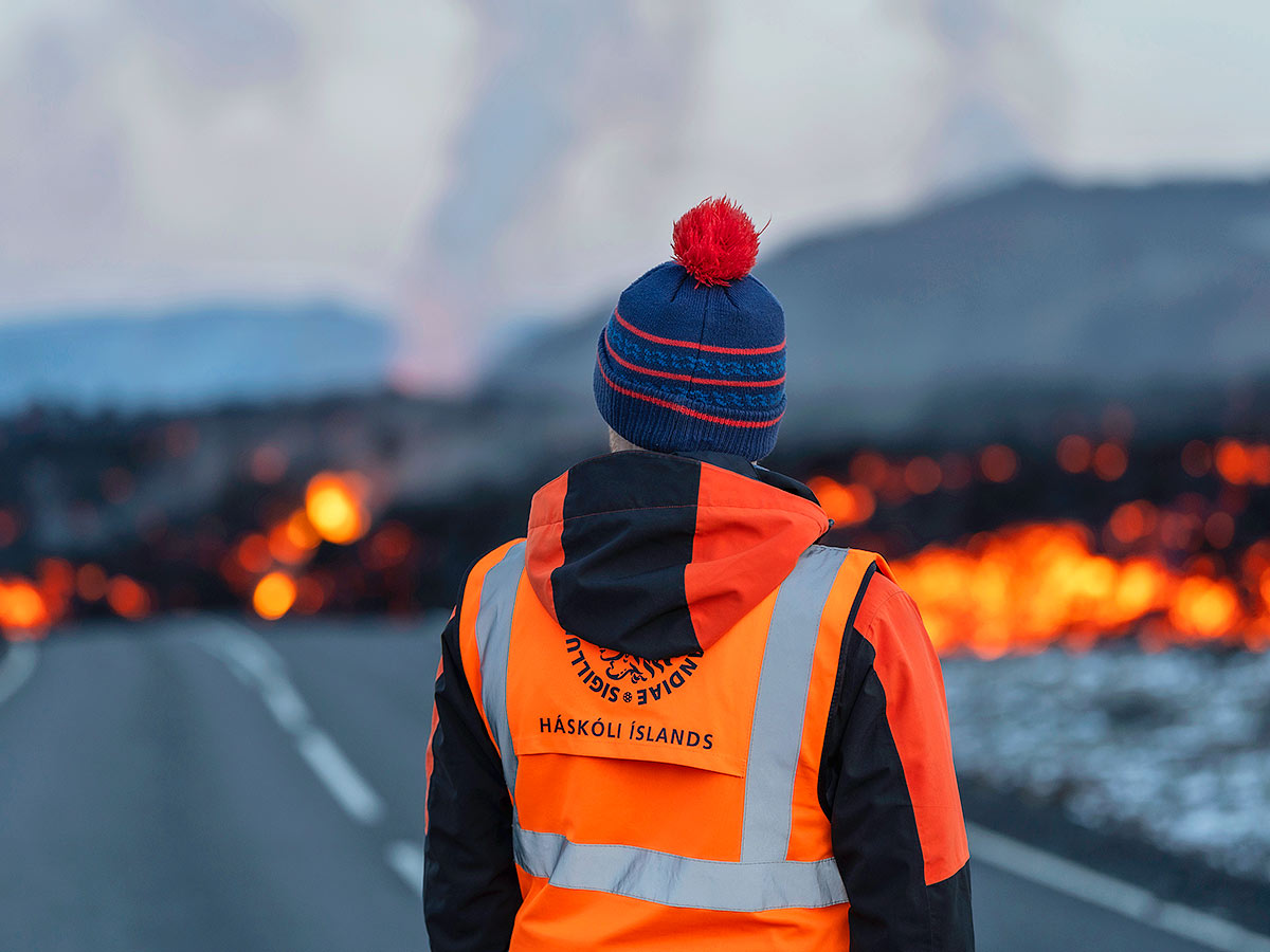 volcanic_20eruption_20that_20started_20on_20the_20Reykjanes_20Peninsula_20in_20Iceland__20_284_29.jpg 4