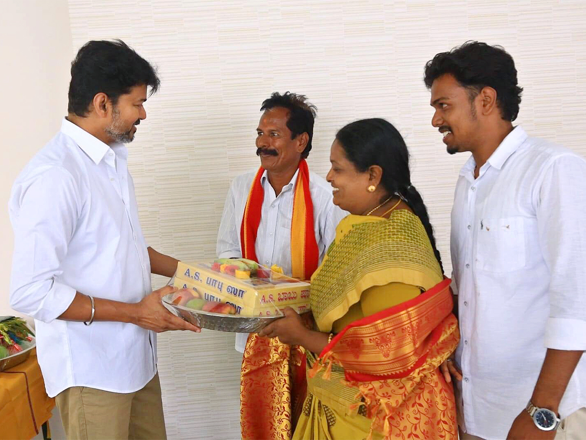 Thalapathy_20Vijay_20Praises_20Farmers_20Who_20gave_20Land_20For_20TVK__20_285_29.jpg 5