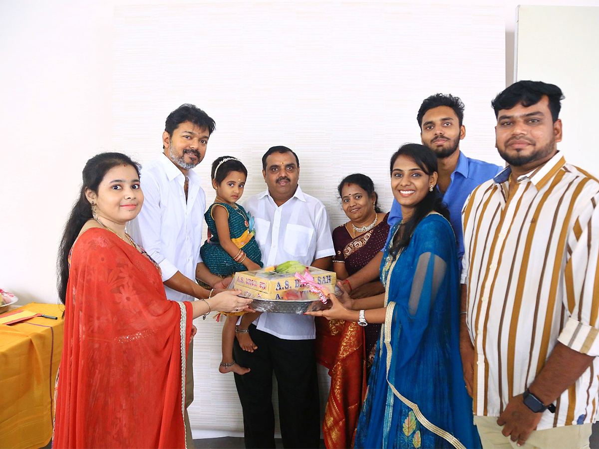 Thalapathy_20Vijay_20Praises_20Farmers_20Who_20gave_20Land_20For_20TVK__20_286_29.jpg 6