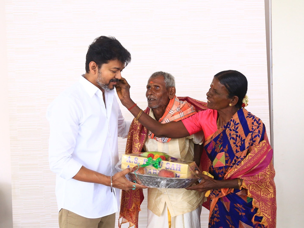 Thalapathy_20Vijay_20Praises_20Farmers_20Who_20gave_20Land_20For_20TVK__20_287_29.jpg 7
