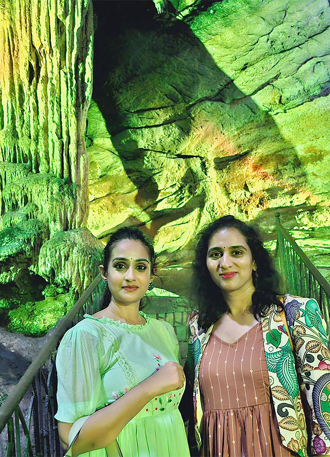 Actress_20Laya_20Gorty_20Borra_20Caves_20in_20Visakhapatnam_20Viral_20photos__20_286_29.jpg 6