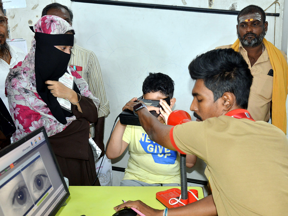 InPics_20Women_20Gathering_20At_20Post_20Offices_20With_20The_20Campaign_20That_20AP_20CM_20Will_20Deposit_20Rs_201500_11.jpg 11
