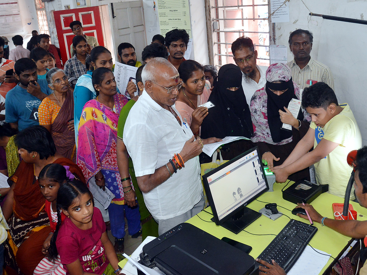 InPics_20Women_20Gathering_20At_20Post_20Offices_20With_20The_20Campaign_20That_20AP_20CM_20Will_20Deposit_20Rs_201500_13.jpg 13