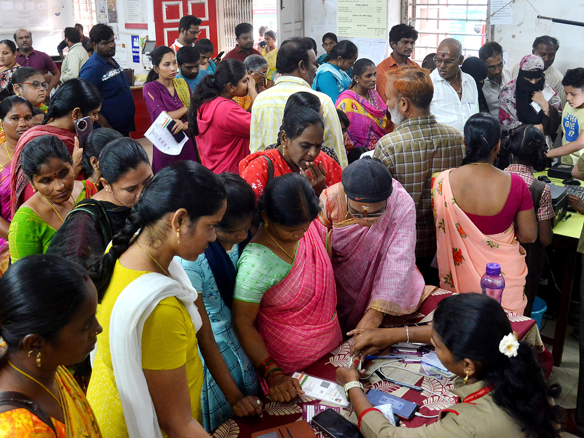 InPics_20Women_20Gathering_20At_20Post_20Offices_20With_20The_20Campaign_20That_20AP_20CM_20Will_20Deposit_20Rs_201500_5.jpg 5