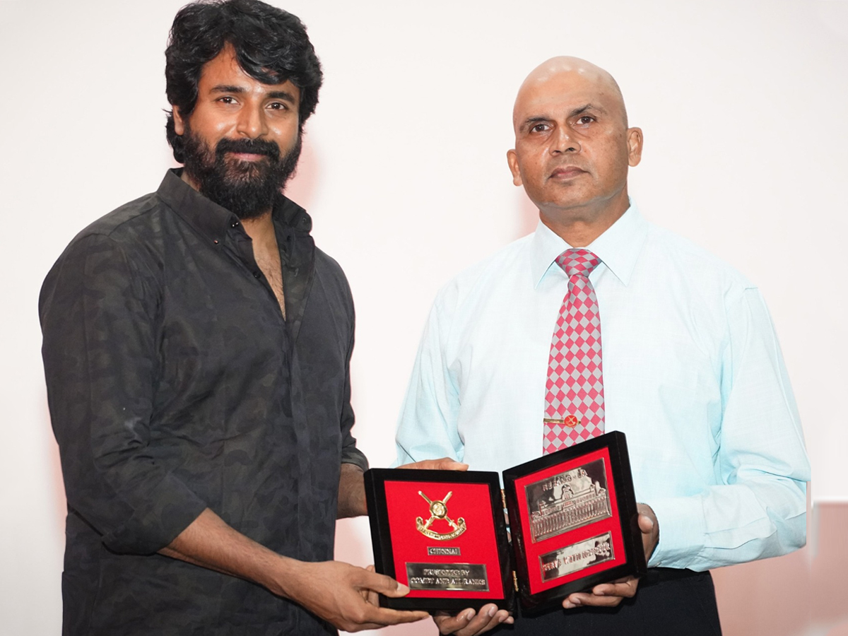 Army-Officials-Felicitate-Amaran-Actor-1_0.jpg 2