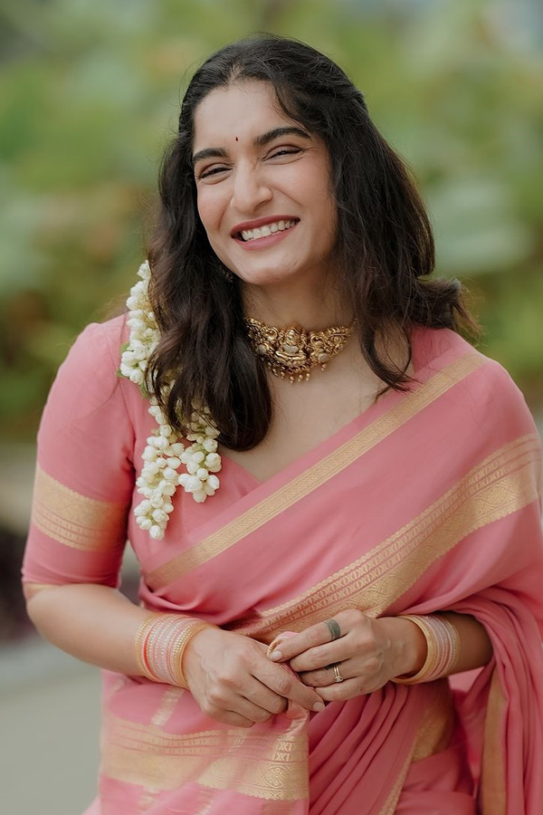 Bigg_20Boss_20Kannada_20fame_20Krishi_20Thapanda_20Latest_20Stunning_20Photos_20_2811_29.jpg 12