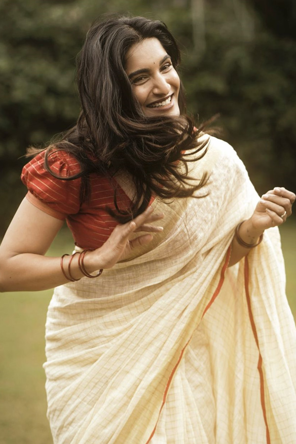 Bigg_20Boss_20Kannada_20fame_20Krishi_20Thapanda_20Latest_20Stunning_20Photos_20_282_29.jpg 3