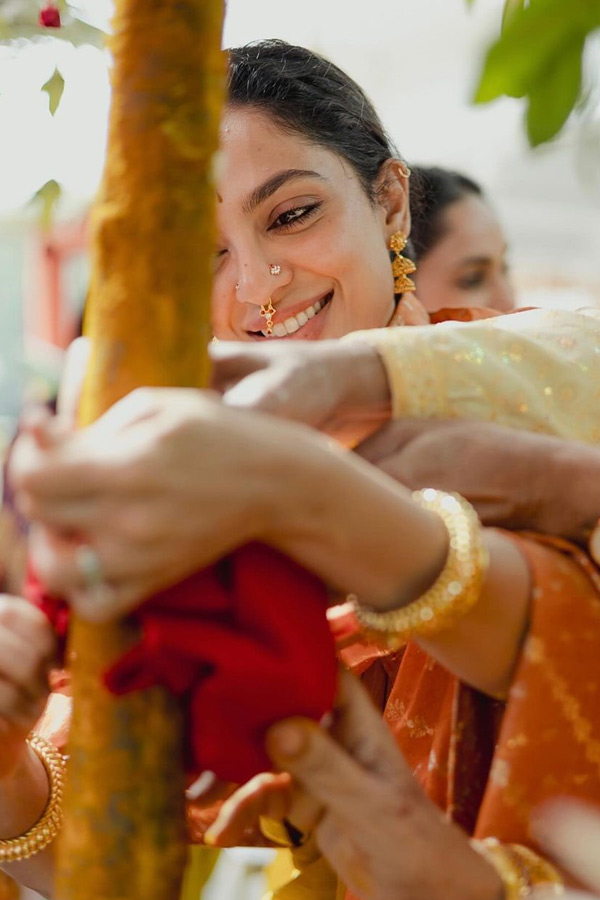 Sobhita_20_20Dhulipala_20Shares_20haldi_20ceremony_20Photos_20On_20Social_20Media_20_285_29.jpg 6