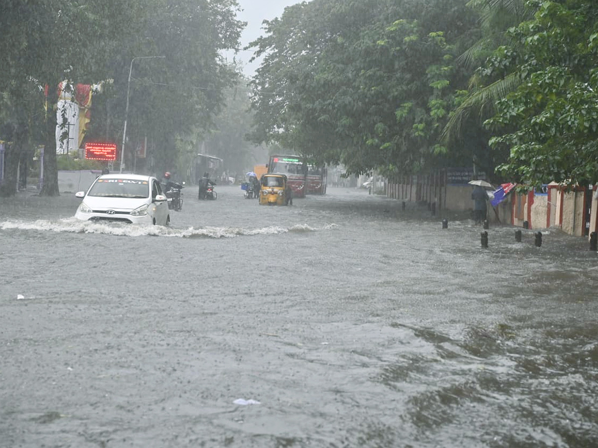 Heavy_20Rain_20Causes_20Waterlogging_20In_20Chennai_20Photos_20_2810_29.jpg 21