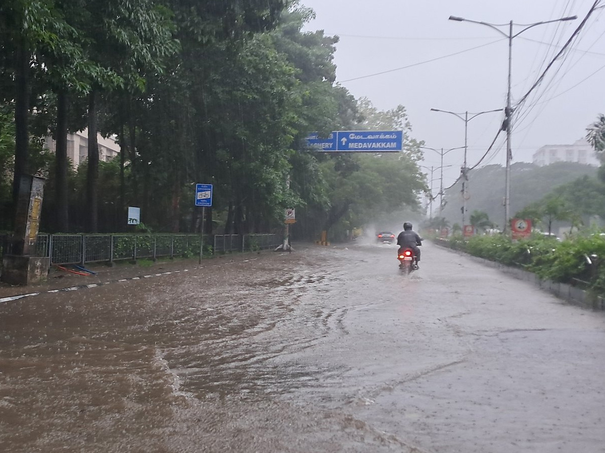 Heavy_20Rain_20Causes_20Waterlogging_20In_20Chennai_20Photos_20_2811_29.jpg 22