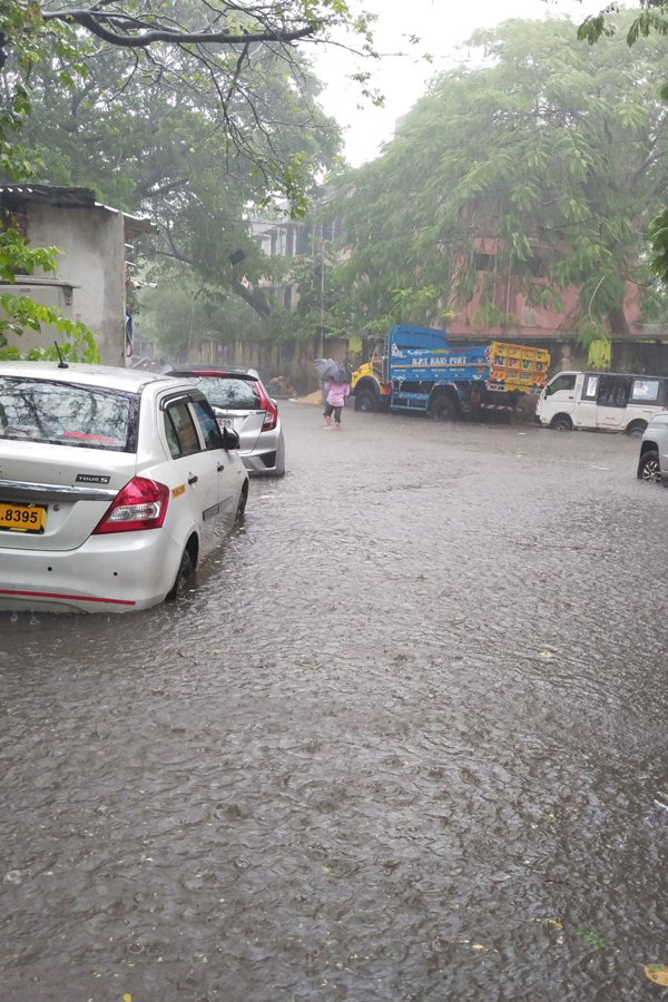 Heavy_20Rain_20Causes_20Waterlogging_20In_20Chennai_20Photos_20_2812_29.jpg 23