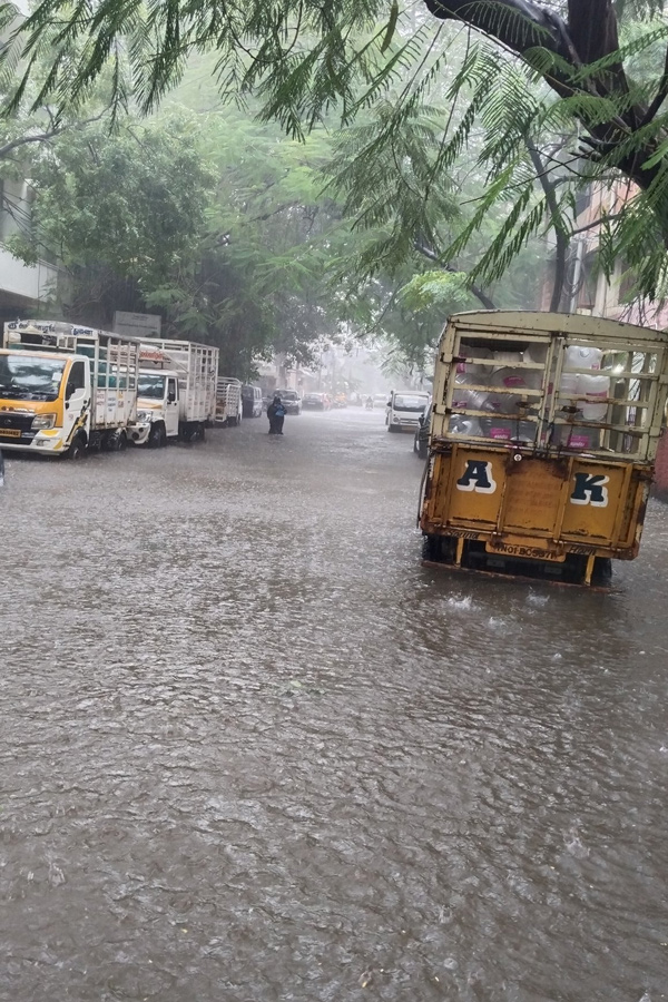 Heavy_20Rain_20Causes_20Waterlogging_20In_20Chennai_20Photos_20_2813_29.jpg 24