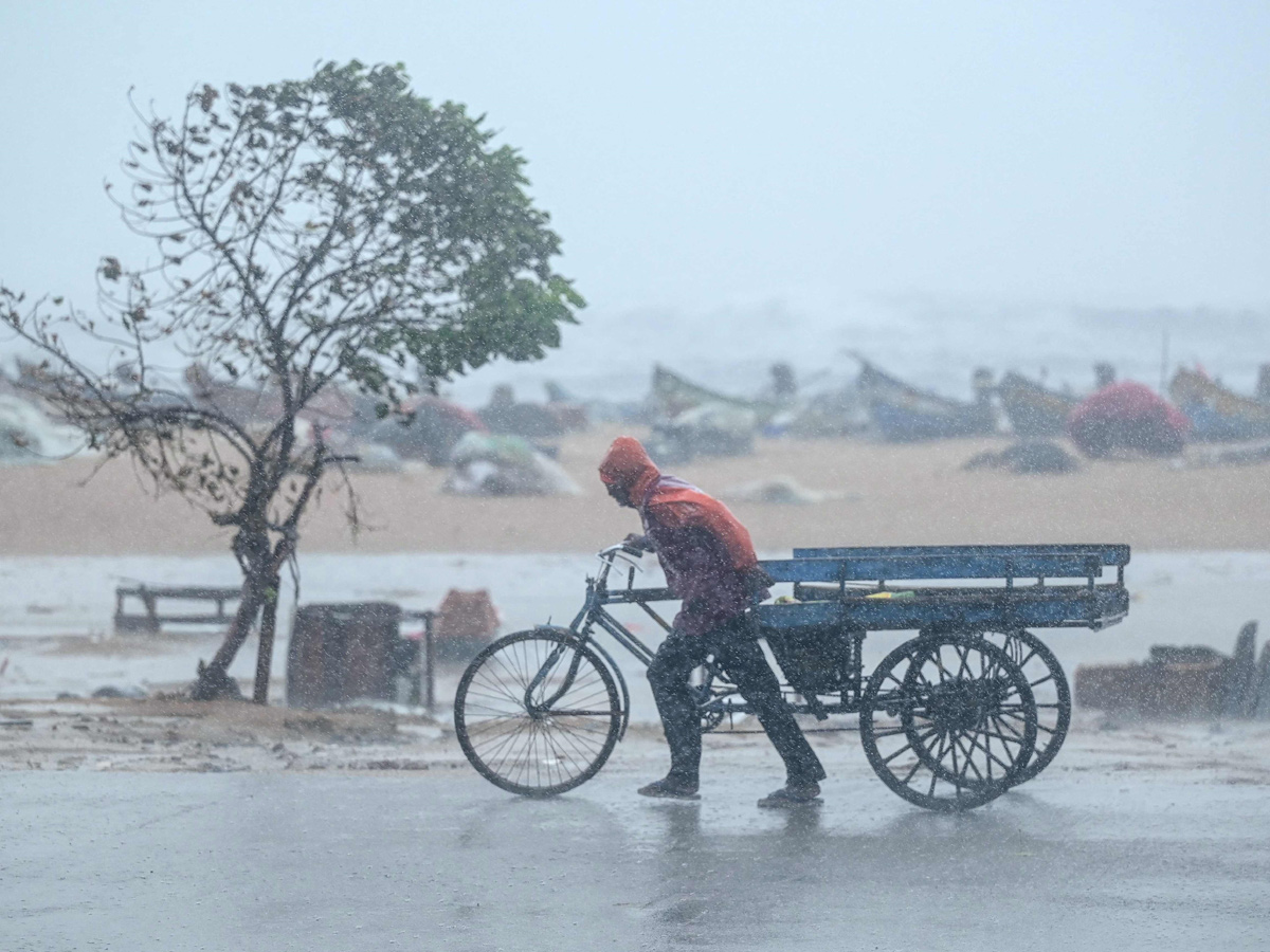 Heavy_20Rain_20Causes_20Waterlogging_20In_20Chennai_20Photos_20_2818_29.jpg 4
