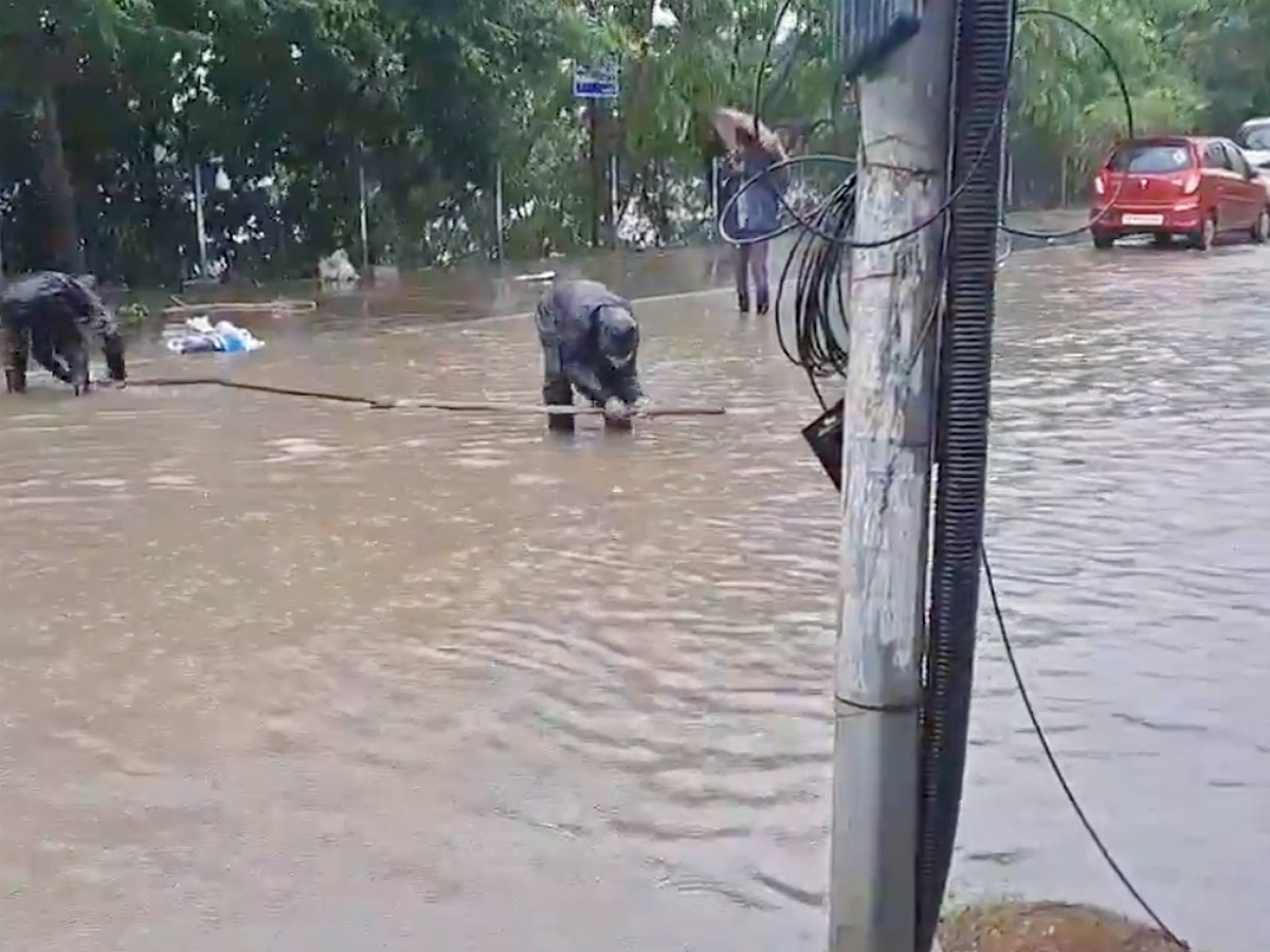 Heavy_20Rain_20Causes_20Waterlogging_20In_20Chennai_20Photos_20_286_29.jpg 17