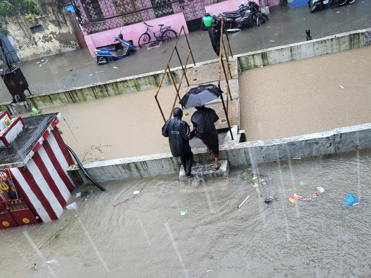 Heavy_20Rain_20Causes_20Waterlogging_20In_20Chennai_20Photos_20_288_29.jpg 19
