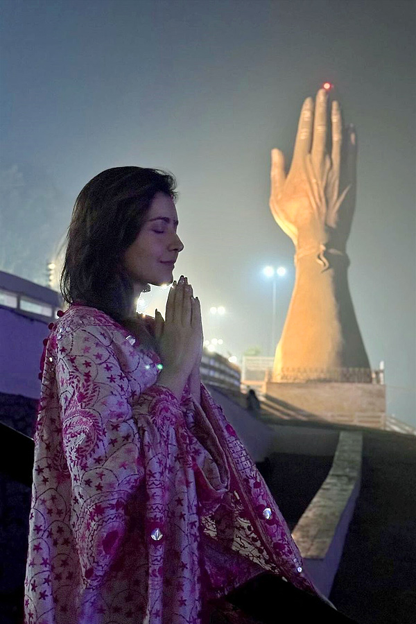Raashii_20Khanna_20shares_20pictures_20from_20her_20birthday_20celebrations_20at_20Kashi_20Vishwanath_20Temple_20Photos_20_284_29.jpg 5