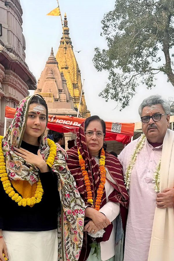 Raashii_20Khanna_20shares_20pictures_20from_20her_20birthday_20celebrations_20at_20Kashi_20Vishwanath_20Temple_20Photos_20_286_29.jpg 7