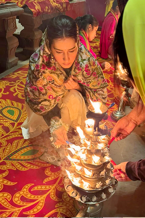 Raashii_20Khanna_20shares_20pictures_20from_20her_20birthday_20celebrations_20at_20Kashi_20Vishwanath_20Temple_20Photos_20_287_29.jpg 8