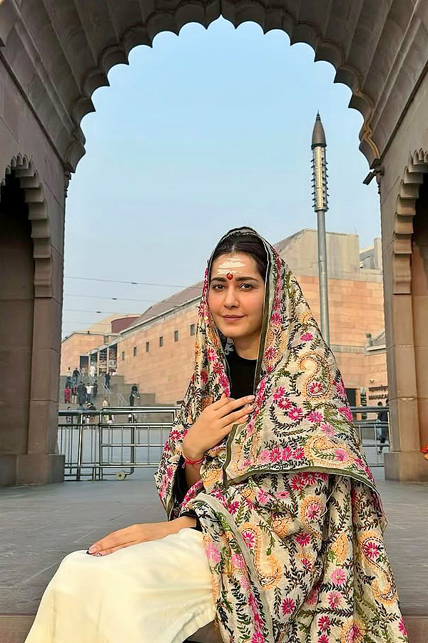 Raashii_20Khanna_20shares_20pictures_20from_20her_20birthday_20celebrations_20at_20Kashi_20Vishwanath_20Temple_20Photos_20_288_29.jpg 9