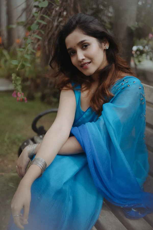 Anikha-Surendran-3.jpg 4