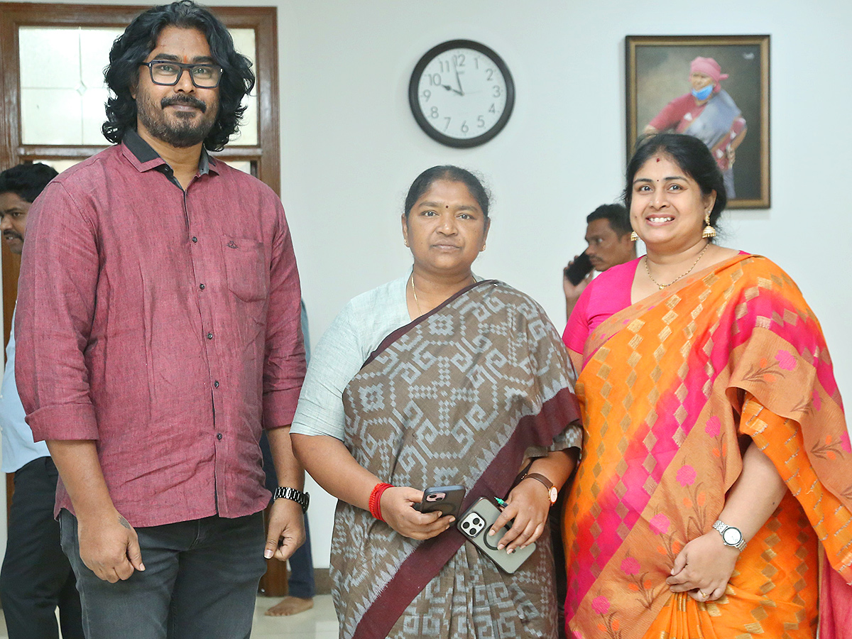Naari_20movie_20poster_20reveal_20by_20seethakka_20photos__20_281_29.jpg 2