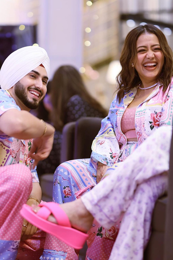 Neha-Kakkar_Rohanpreet-Singh-4.jpg 5