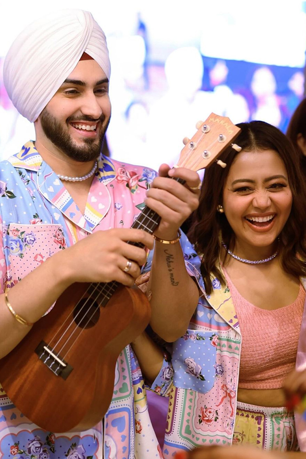 Neha-Kakkar_Rohanpreet-Singh-5.jpg 6