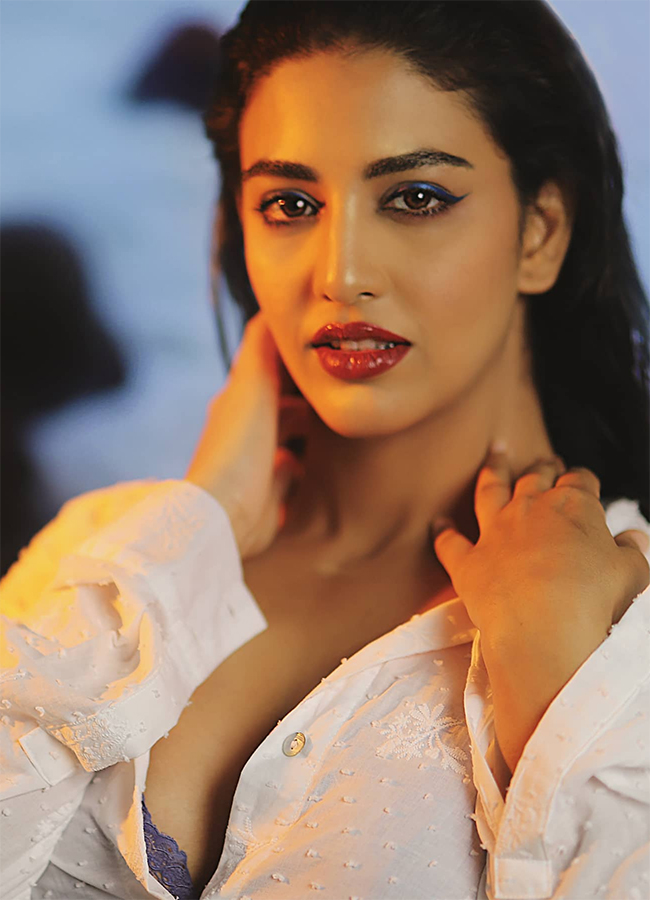 Actress_20Daksha_20Nagarkar_20Hot_20Photos_20Viral__20_2823_29.jpg 23