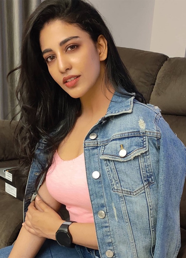 Actress_20Daksha_20Nagarkar_20Hot_20Photos_20Viral__20_2824_29.jpg 24