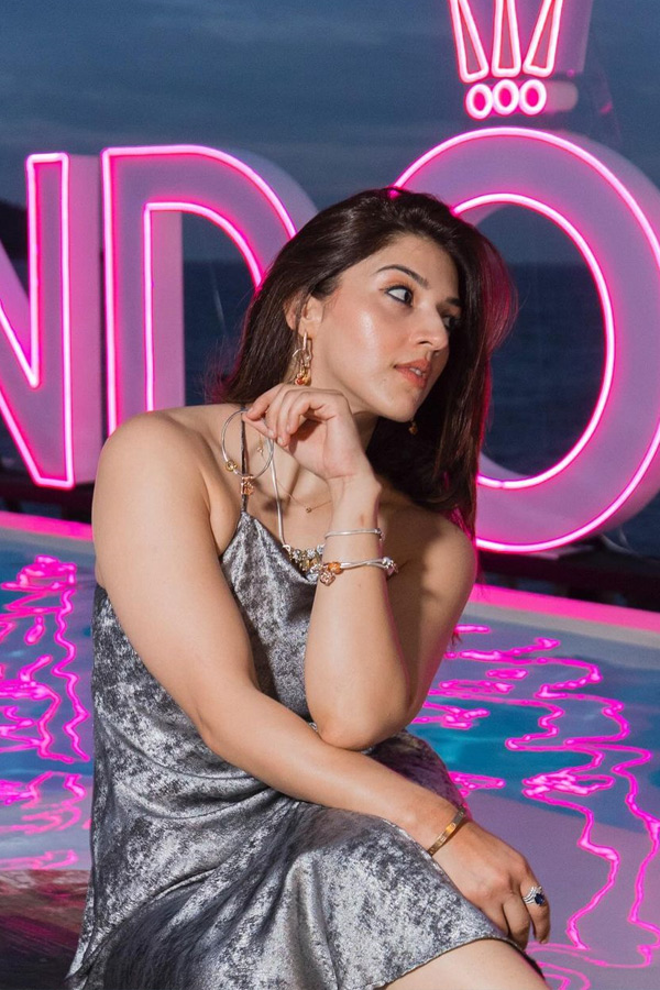 Actress_20Mehreen_20Pirzada_20Enjoying_20Her_20Vacation_20With_20Friends_20Photos_20_2815_29.jpg 16