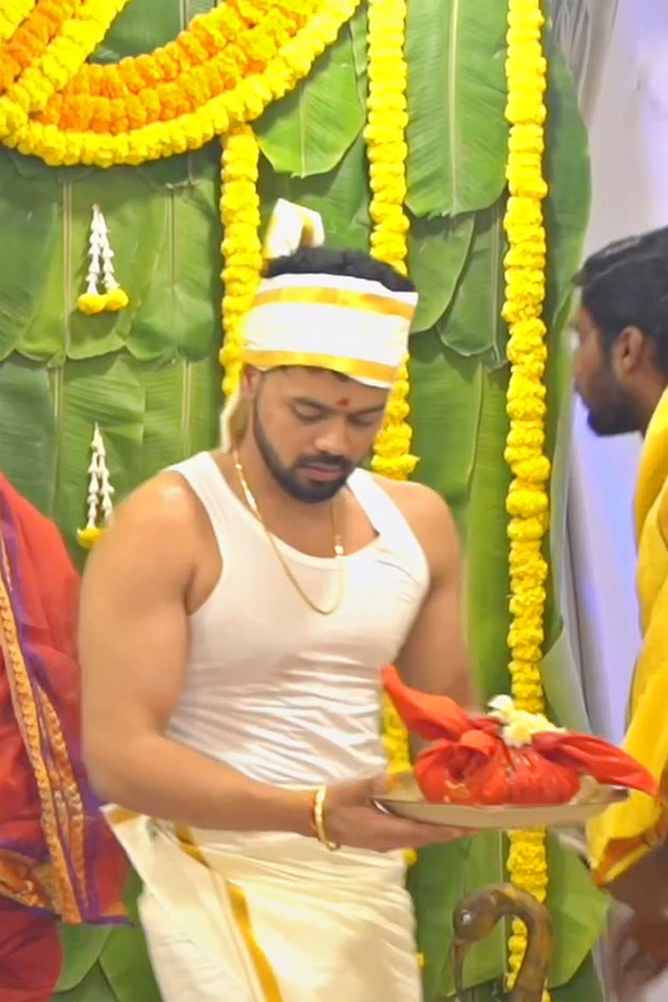Youtuber_20Nikhil_20Vijayendra_20Simha_20performs_20Ganesh_20Homam_20At_20His_20Home_20Photos_20Goes_20Viral_20on_20Social_20Media_20_2823_29.jpg 15