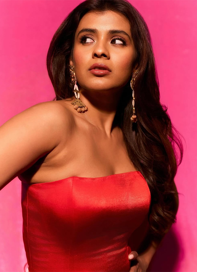 Actress_20Hebah_20Patel_20Hot_20Pics_20and_20viral_20photos__20_2812_29.jpg 12