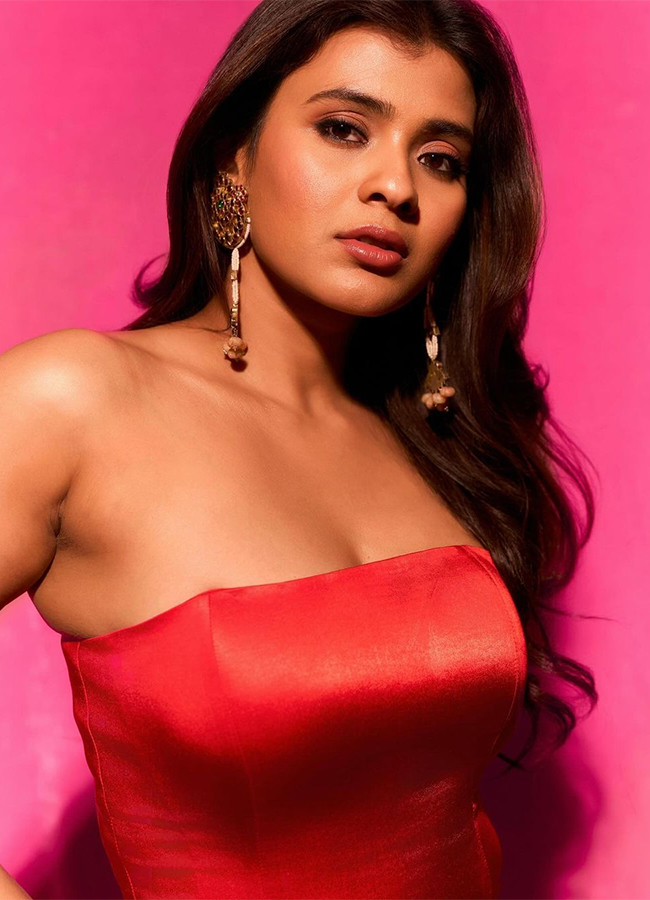 Actress_20Hebah_20Patel_20Hot_20Pics_20and_20viral_20photos__20_2813_29.jpg 13
