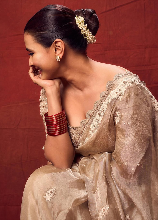 Actress_20Hebah_20Patel_20Hot_20Pics_20and_20viral_20photos__20_2817_29.jpg 17