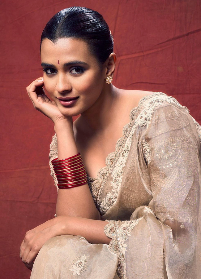 Actress_20Hebah_20Patel_20Hot_20Pics_20and_20viral_20photos__20_2819_29.jpg 19