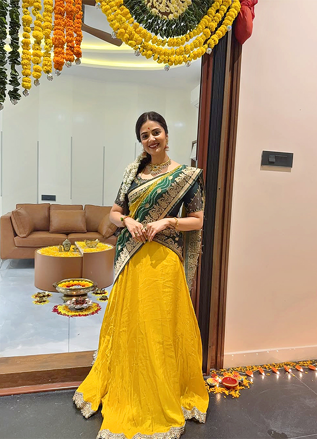 Anchor_20Sreemukhi_20New_20Photos_20HD__20_2810_29.jpg 10