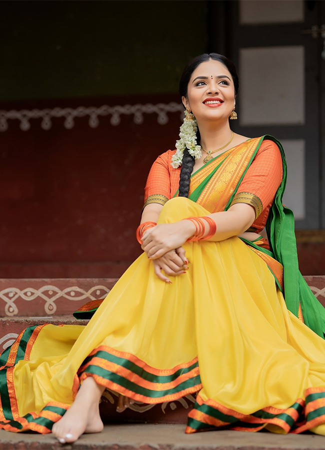 Anchor_20Sreemukhi_20New_20Photos_20HD__20_2812_29.jpg 12