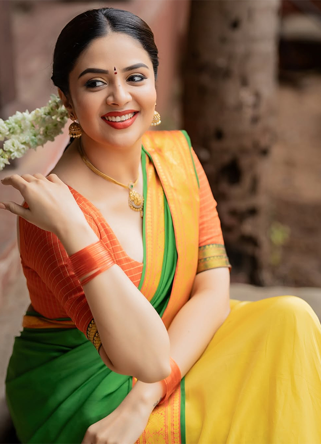 Anchor_20Sreemukhi_20New_20Photos_20HD__20_2813_29.jpg 13